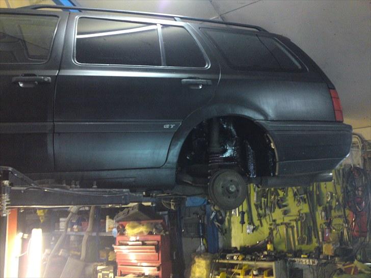 VW Golf 3 2.0 GT Stc (Solgt) - På liften for at blive undervognsbehandlet billede 6