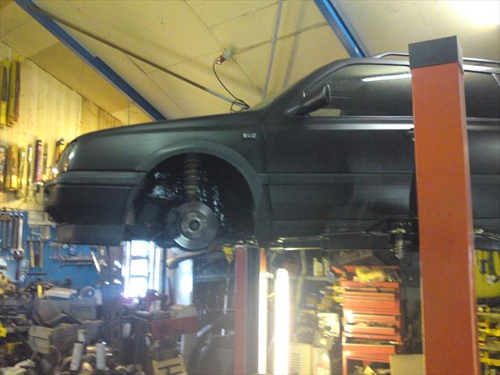 VW Golf 3 2.0 GT Stc (Solgt) - På liften for at blive undervognsbehandlet billede 7
