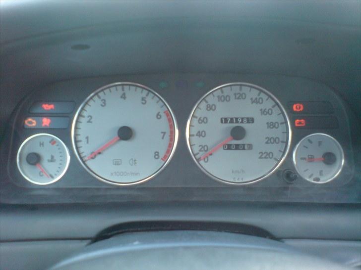 Toyota Corolla E10 1.3 Xli. (skrottet) - Det nye speedometer med omdrejningstæller og kromringe ! :) det nice . billede 15