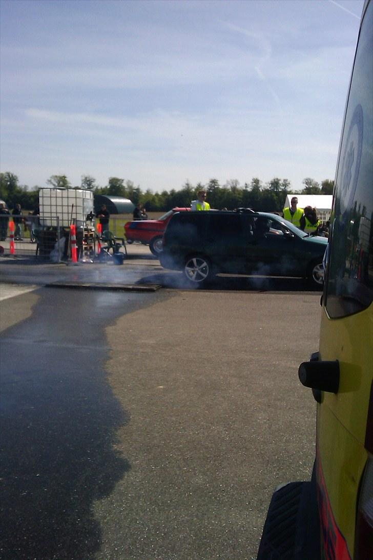 Seat Cordoba vario/stella - Under opvarmning af dæk i Holeby 2010 :-) 0-103 km/t (201m) 10.9 sek med hjulspin da den er hissig i 1 gear til at overføre hk i asfalten. :-( billede 17