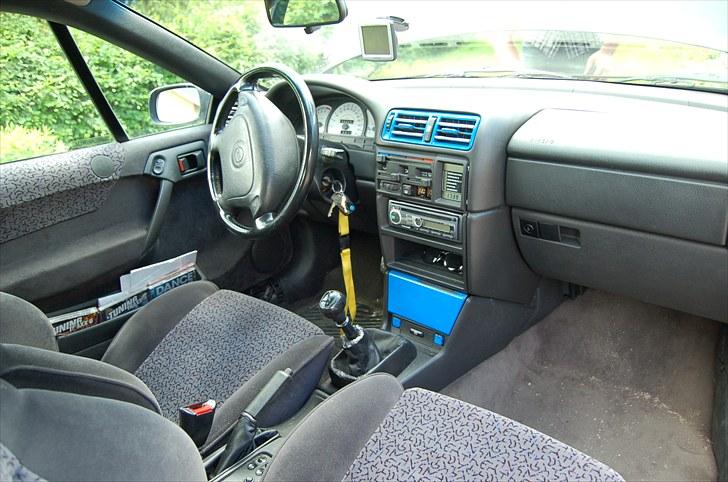 Opel Calibra   SOLGT  - det er så, sådan den ser ud indvendigt lige pt,, ikke så kønt men det er der ;-)  billede 10