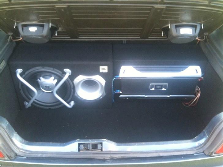 Peugeot 306 - JBL anlæg. Bund, side og pladen forstærker sidder på er hjemmelavet. billede 9