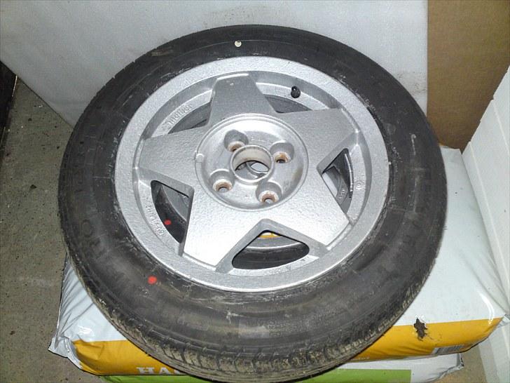 Opel Vectra A SOLGT!!! - det er så lige de fælge som kommer på i starten, end til jeg får skaffet mig nogen ordenlige alu fælge (: billede 7