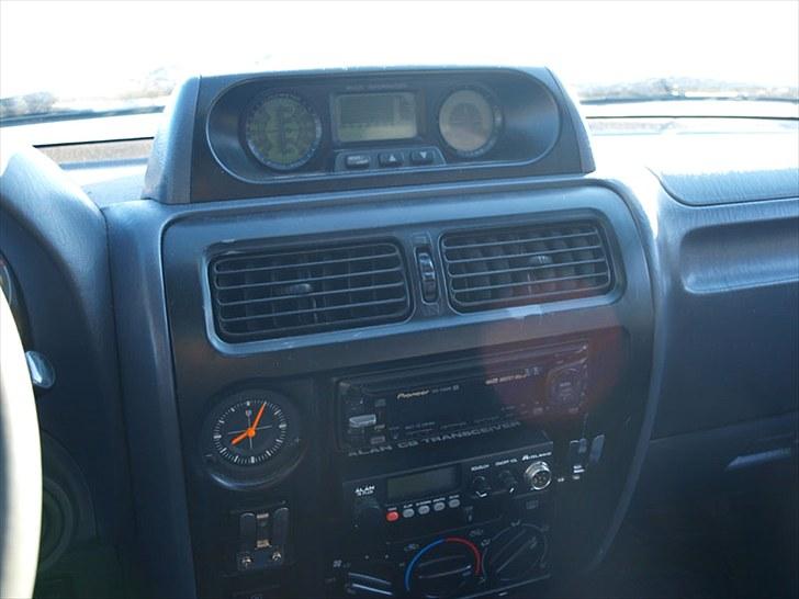 Toyota Landcruiser 90   (Solgt) - radio, vhf radio samt lidt ekstra instrumenter. billede 11