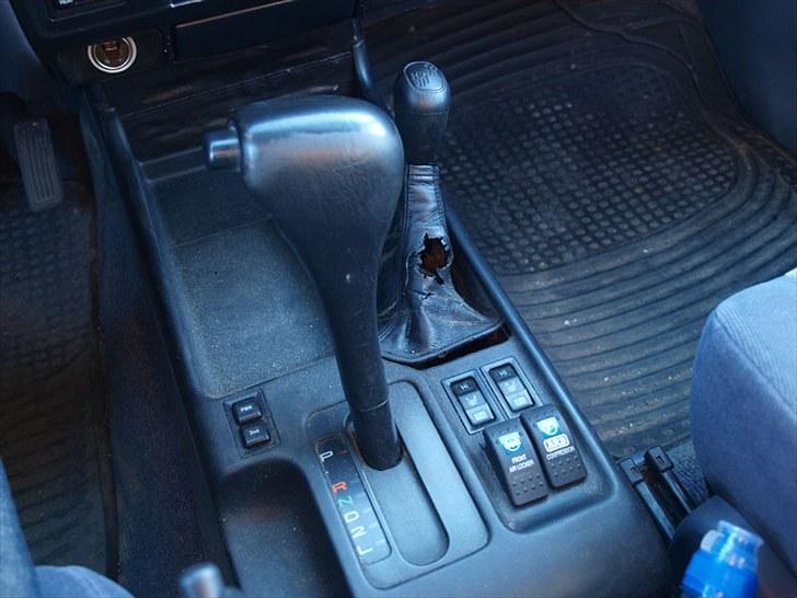 Toyota Landcruiser 90   (Solgt) - Knapper til at aktivere spær på forhjul billede 12