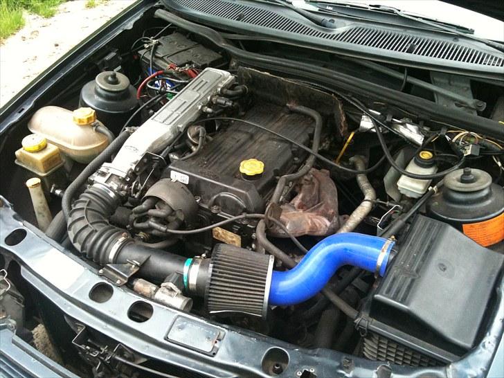 Ford sierra 2,0 GT (4x4) - der er rør indvendig i kassen ned til friskluft røret..  en kedelig torsdag og man skal finde på noget i varmen.. billede 6