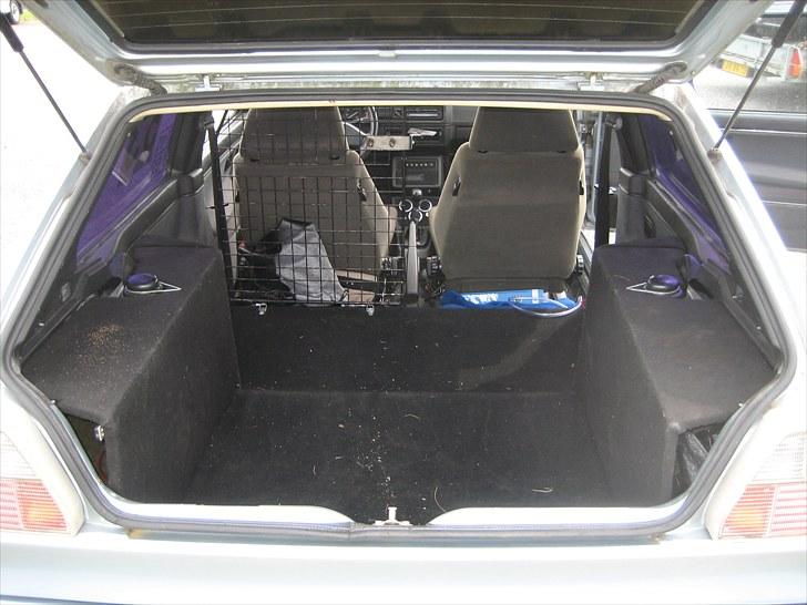 VW Golf 2 (turbo) - Juni 2010. Gode bagagerum med støjdæmpning og højtalere i sidskasser. billede 8