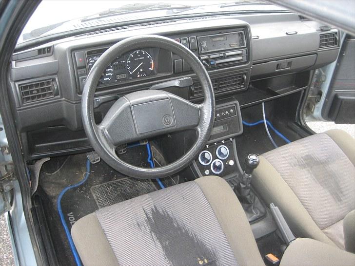 VW Golf 2 (turbo) - Juni 2010. Panelet i midterkonsollen er til div. i forbindelse med motorstyring og ladetryk. Omdr. tæller virker ikke pga. ombygning til anden motorstyring. billede 9