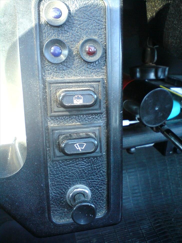 Citroën 2CV *SOLGT* - Nederst: pumpe til sprinklervæske , midterst: vinduesviskerknap, øverst: bagrudevarme :D .. med gammel batteriknap xD billede 7