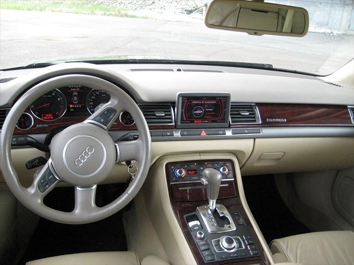 Audi A8 4.2 Quattro - Her er lige et af "cockpitet"... Der er godt med lys om natten.... billede 15