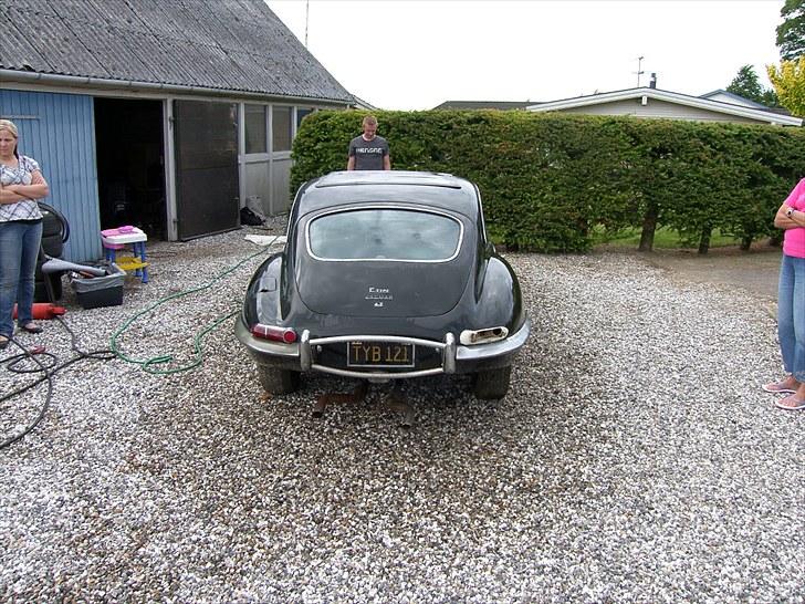 Jaguar E-type 2+2 - Læg mærke til nr pladerne. de er afmeldt i Los Angeles i 1982 billede 3