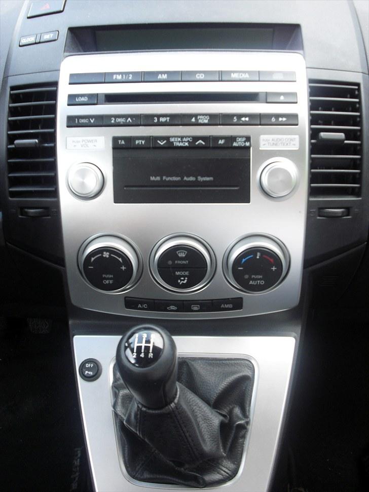 Mazda 5 (SOLGT) - Anlægget spiller faktisk godt, når man tænker på det et standard anlæg. billede 4