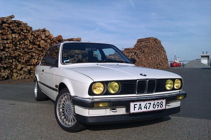 BMW E30 325e - Frisk fra 9/5-2011. Lygtefolie monteret. Hot or not? billede 1
