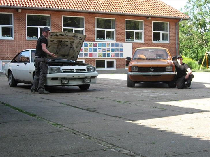 Opel Kadett C Sedan *projekt* - Mig med min kadett c og min storebror med sit gamle manta fund som stod på en gammel græs mark.. :P billede 15