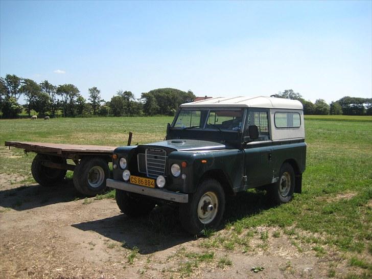 Land Rover 88" - hun er jo bygget til at køre igennem hård natur så en lille vogn er jo intet problem billede 3