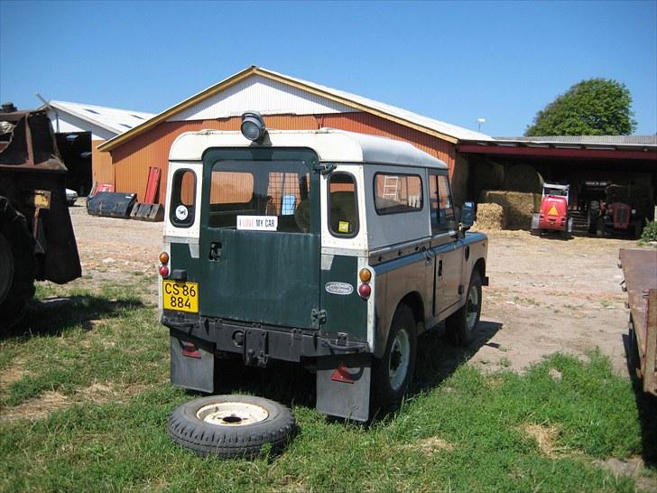 Land Rover 88" - reserve hjulet skal ligge på fronthjelmen men min mormor har altid haft den bag i bilen. jeg leder efter beslagene så den kan komme på plads igen billede 5