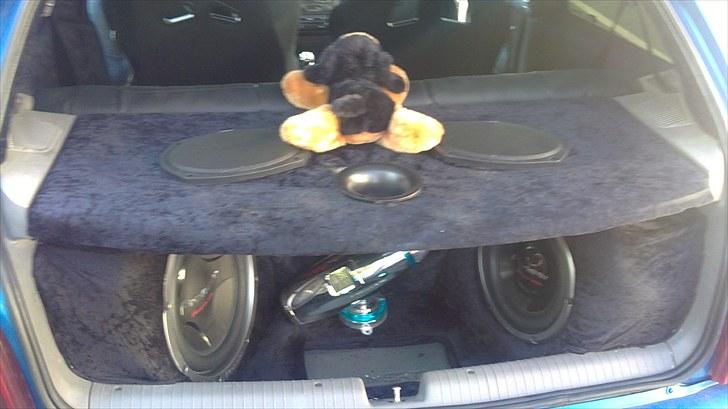 Opel Corsa B - Bagagerummet.. der er ikke plads til mange kasser øl der:) billede 15