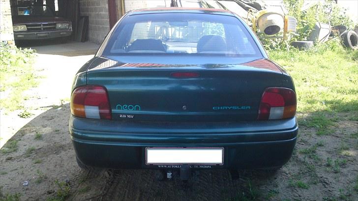 Chrysler NEON skadet - i baggrunen er en L300 cap. billede 4