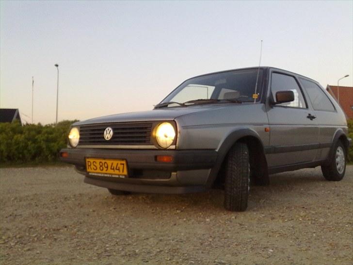 VW Golf - Den har på et tidspunkt fået trykket venstre venstre forpanel, jeg håber på at få det gjort lidt kønnere i løbet af sommeren.  billede 5