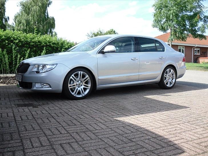Skoda Superb 2.0 TDI CR 170 HK - Endelig hjemme og vasket for første gang. Syntes sænkningen er lige i øjet. billede 4