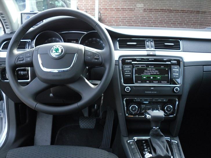 Skoda Superb 2.0 TDI CR 170 HK - Førerpladsen. billede 9