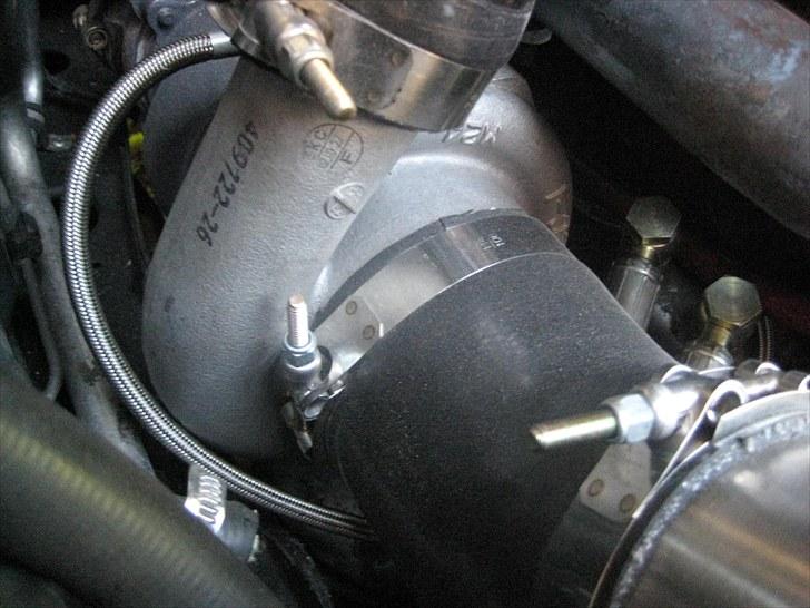 Volvo 940 T4 - Her kan man se at der ikke er meget plads tilbage med denne turbo. monteret. billede 19