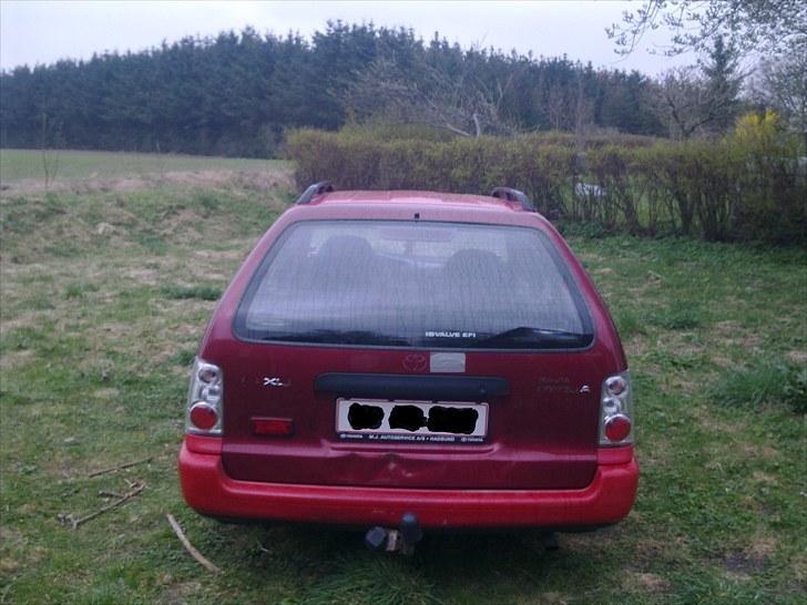 Toyota Corolla St.car (Solgt) - Af uforklarlige årsager røg bagruden dagen før jeg gik på juleferie så skyndte mig at finde en løsning. Det blev denne bagklap fra edderup til 500 kr med buler og ridser. ;-) billede 18