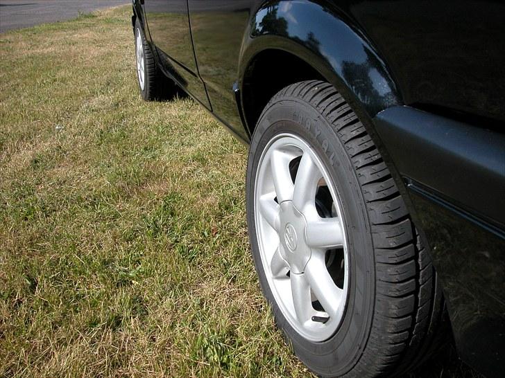 VW Polo Coupe (solgt) - Den anden side....Heller ikke noget rust her !  Det sku da meget godt gået, af den 16 årige lille ræser :D billede 11