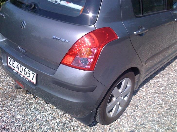 Suzuki Swift GLX 5d *Solgt* billede 6