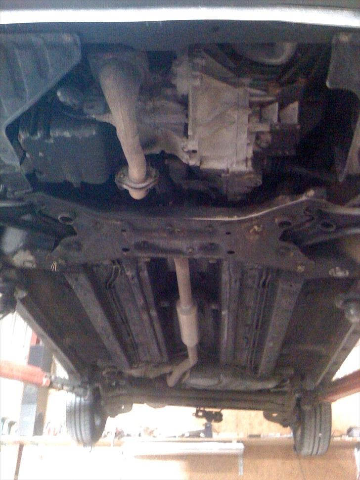 Suzuki Swift GLX 5d *Solgt* - Synes ikk jeg har set nogen billeder af folks undervogn, så nu får i sku et af min :) billede 10