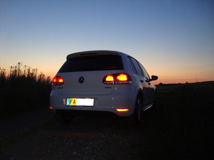 VW Golf 1,6 TDI Bluemotion - Sommer aften i skibby billede 1