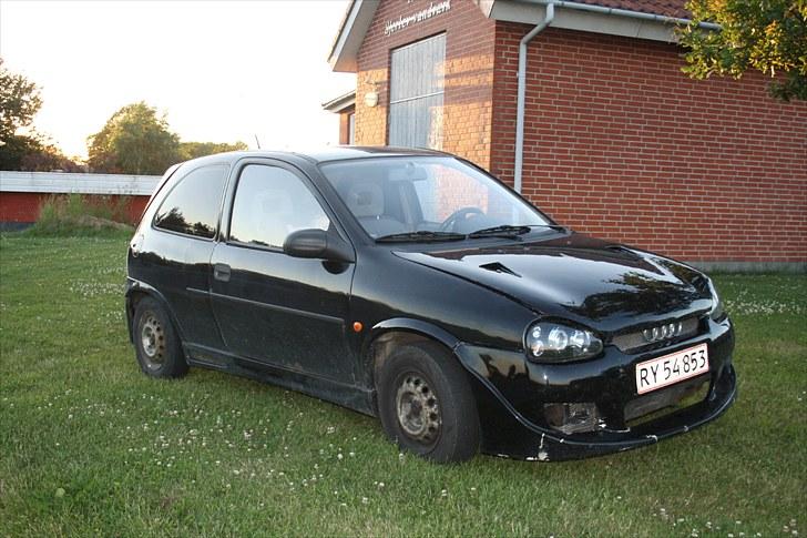 Opel corsa - Hov, har ikk lukker hjelmen ordentlig billede 1