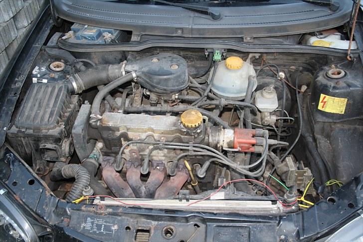 Opel corsa - se lige hvor rent motorrummet er. selv efter 240000km billede 7