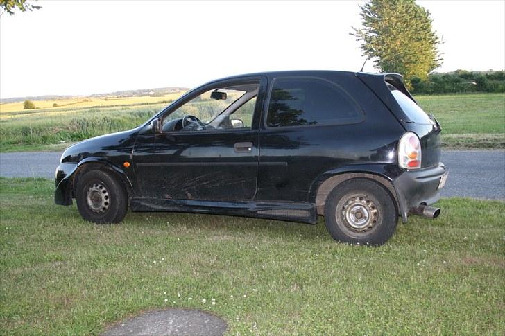 Opel corsa - meget arbejde før den står nogenlunde i standen. billede 13