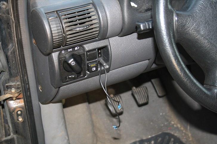 Opel corsa - fix lille anordning til den elektroniske bagagerumsåbner, som ikk virker. haha billede 16