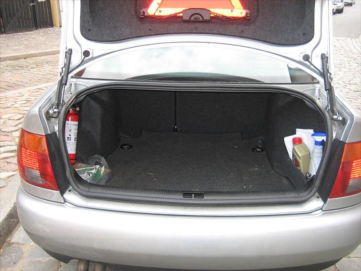 Audi A4 - Ser ikke ud som meget plads indtil man lære at pakke ordenlig :D billede 5