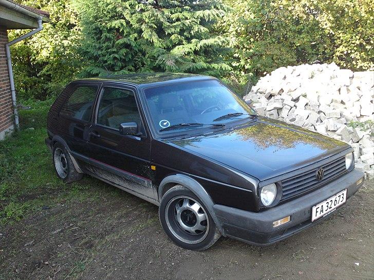 VW Golf GTI 16v (solgt) - Så blev den malet de blå skærme var ikke for kønne at se på. billede 1