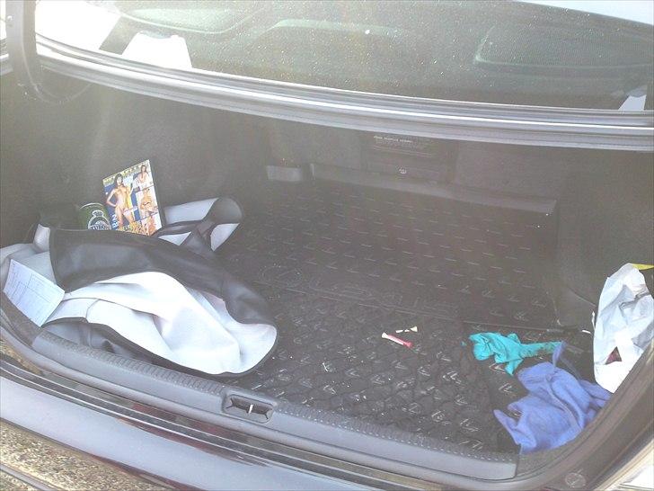 Lexus IS200 Sport - Nok plads til en lille død mand billede 17