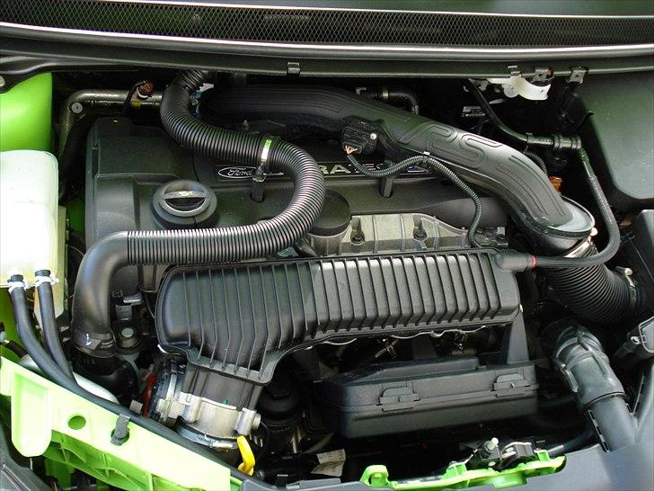 Ford Focus RS *Solgt* - Motoren... Ikke meget at sige. Der kommer nogen grønne stumper i, når pengene er til det. Muligvis også noget kulfiber ;) billede 12