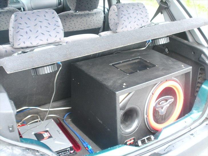 Citroën Saxo VTR - Min kammerats subwoofer som vi monterede indtil jeg køber min egen billede 18