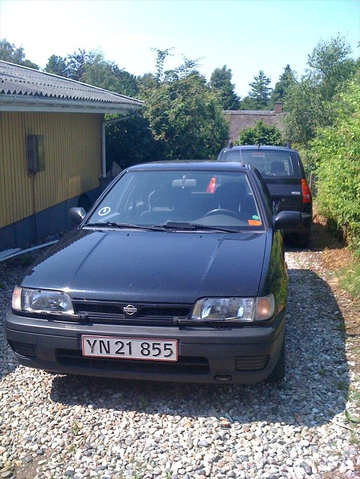 Nissan Sunny LX 1,4 Twin Cam (Skrottet) :'( - Så kom bilen hjem :P Det er det første billede jeg tog af den :P billede 1