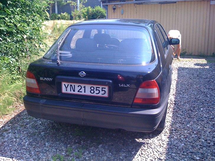 Nissan Sunny LX 1,4 Twin Cam (Skrottet) :'( - Det sgu en god lille røv :P billede 3