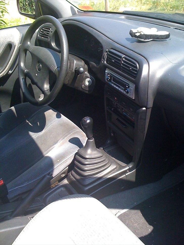 Nissan Sunny LX 1,4 Twin Cam (Skrottet) :'( - Lidt indefra :P Det er det gamle anlæg der er på billedet :P billede 4