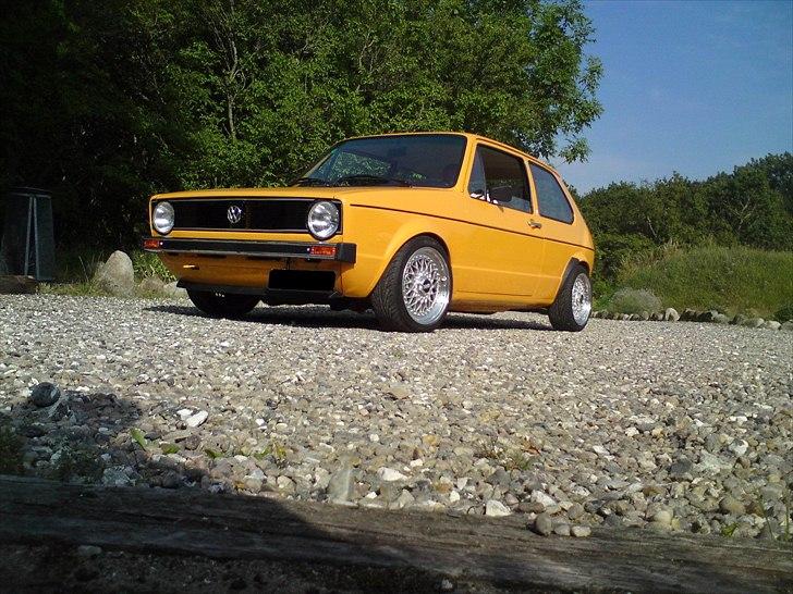 VW Golf 2. 1,6. GL. 4 dørs.  ( SOLGT ) - Min nabo Morten O´s afsindig flotte ny istandsatte 1975 Golf 1 swallowtail, den er bar´ iorden, fuldstændig rustfri, den er så fin den bil. billede 14