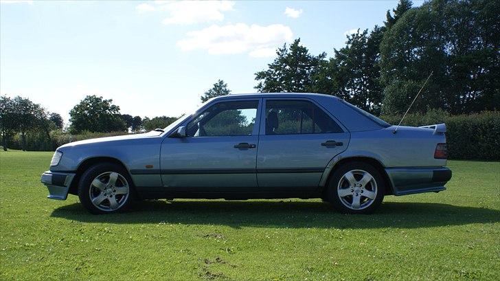 Mercedes Benz W124 300D - Solgt billede 2
