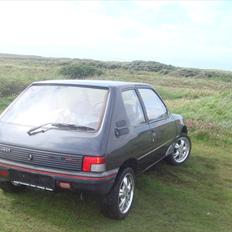 Peugeot 205 totalskadet den31/10 