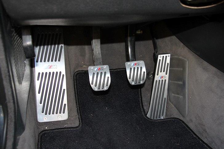 BMW E30 325i Touring (Solgt) - Fine pedaler, bliver spændende at se hvor længe de holder. billede 14