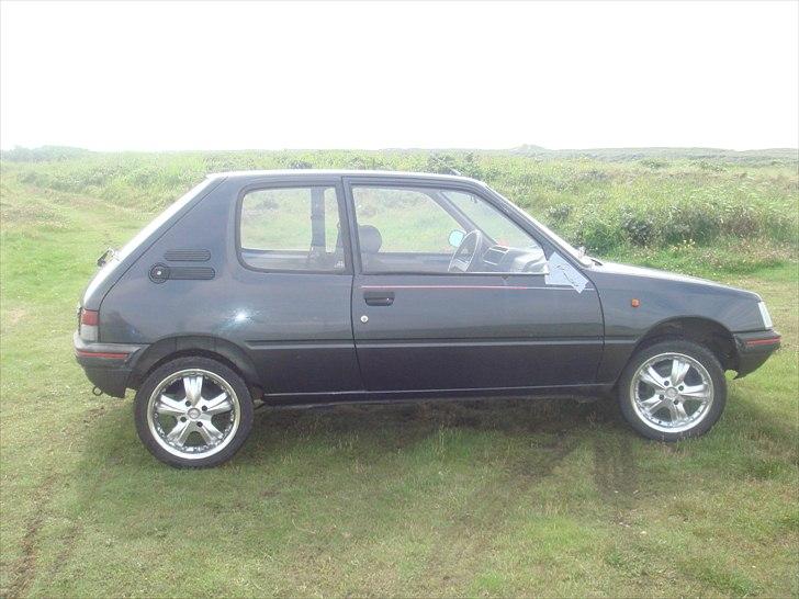 Peugeot 205 totalskadet den31/10  billede 1