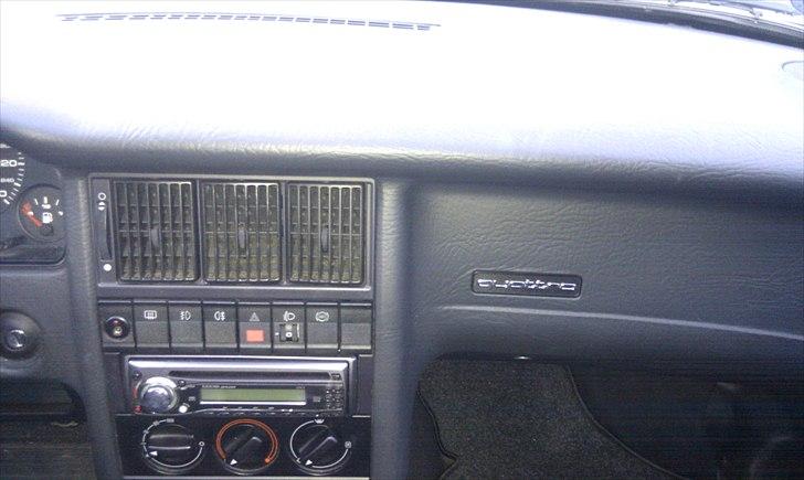 Audi Coupé V6 Quattro (SOLGT) - Læg mærke til Quattro skiltet i instrumentbordet. billede 18