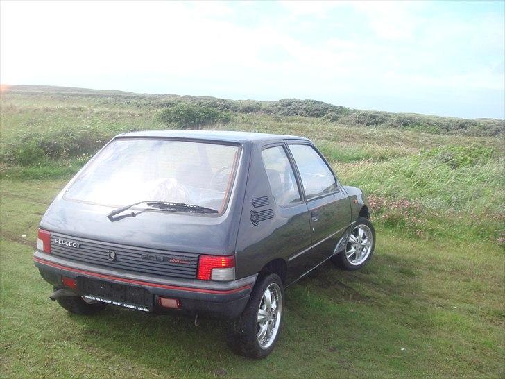 Peugeot 205 totalskadet den31/10  billede 2